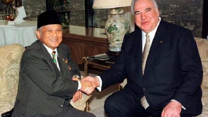 BJ Habibie, yang saat itu menjabat wakil presiden Indonesia, bertemu Helmut Kohl, yang saat itu sebagai kepala pemerintahan Jerman, di London pada awal Mei 1998. Tiga minggu kemudian, Habibie menjadi presiden. (dandc.eu)