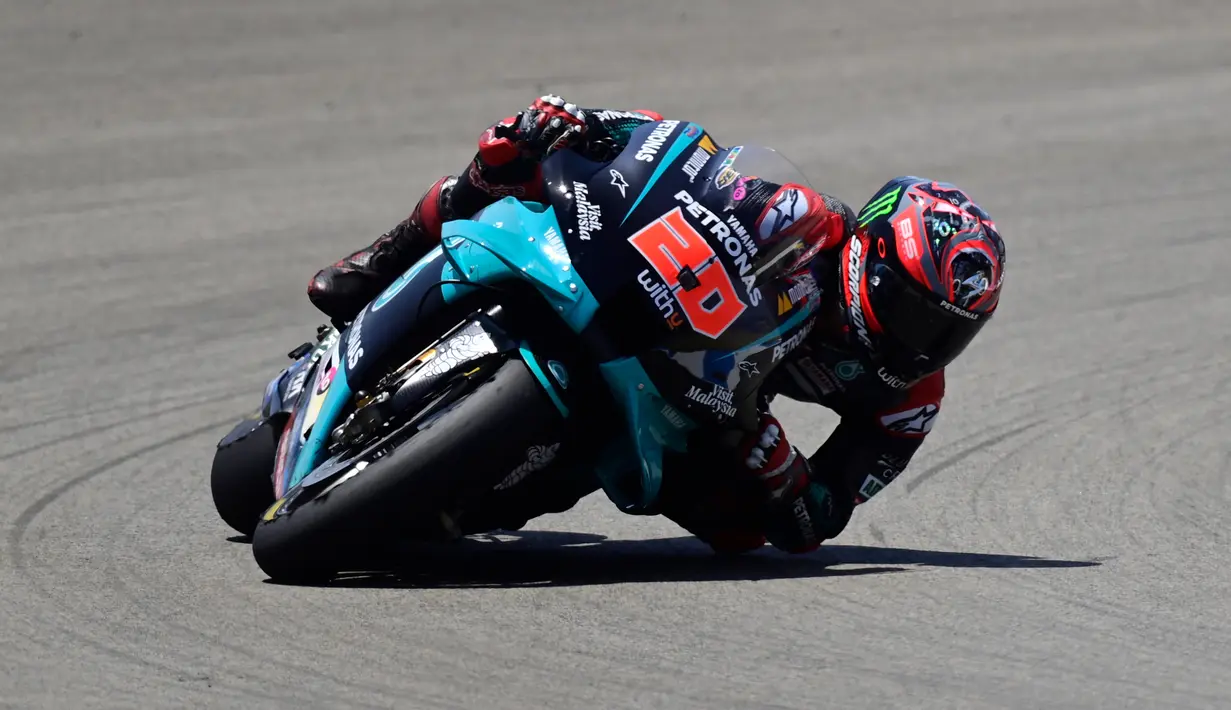 Pembalap tim satelit Petronas Yamaha, Fabio Quartararo, merayakan kemenangan usai menjuarai MotoGP 2020 di Sirkuit Jerez, Spanyol, Minggu (19/7/2020). Quartararo berhasil finis di posisi pertama dengan catatan waktu 41 menit 23,796 detik. (AFP/Javier Soriano)