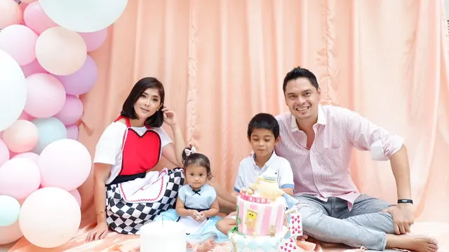 Jarang Tersorot, Ini 6 Momen Manis Eva Anindita dan Suami