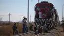 Petani duduk di rel kereta api saat melakukan aksi protes di Villa Ahumada, Meksiko, Kamis (12/11). Dalam aksinya, anggota organisasi petani Meskiko "El Barzon" menuntut pemerintah untuk menurunkan harga bbm, pupuk dan listrik (REUTERS/Jose Luis Gonzalez)