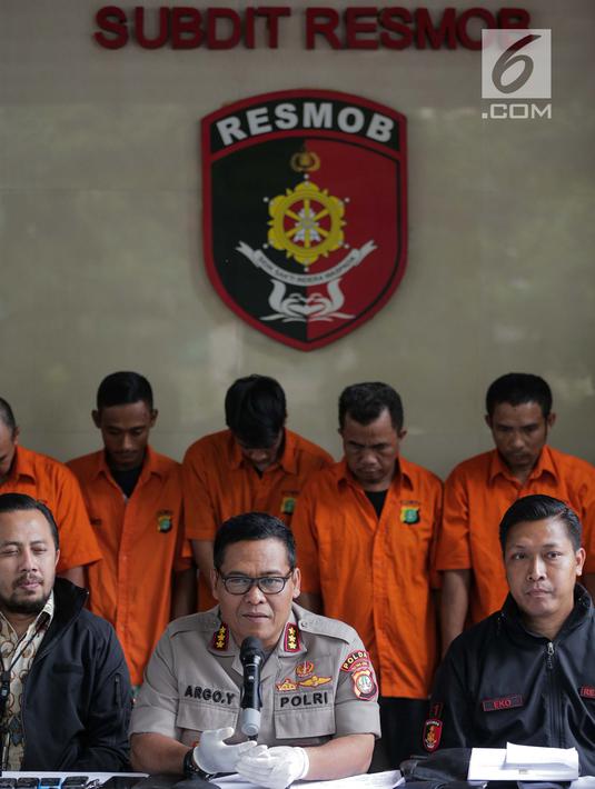 Kabid Humas Polda Metro Jaya, Kombes Pol Argo Yuwono dan Wadir Reskrimum Polda Metro Jaya AKBP Ade Ary Syam saat merilis pengungkapan beberapa kasus di Subdit Resmob Polda Metro Jaya, Jakarta, Jumat (19/7/2019). Sebanyak 9 kasus dirilis oleh Subdit Resmob Polda Metro Jaya.(Liputan6.com/Faizal Fanani