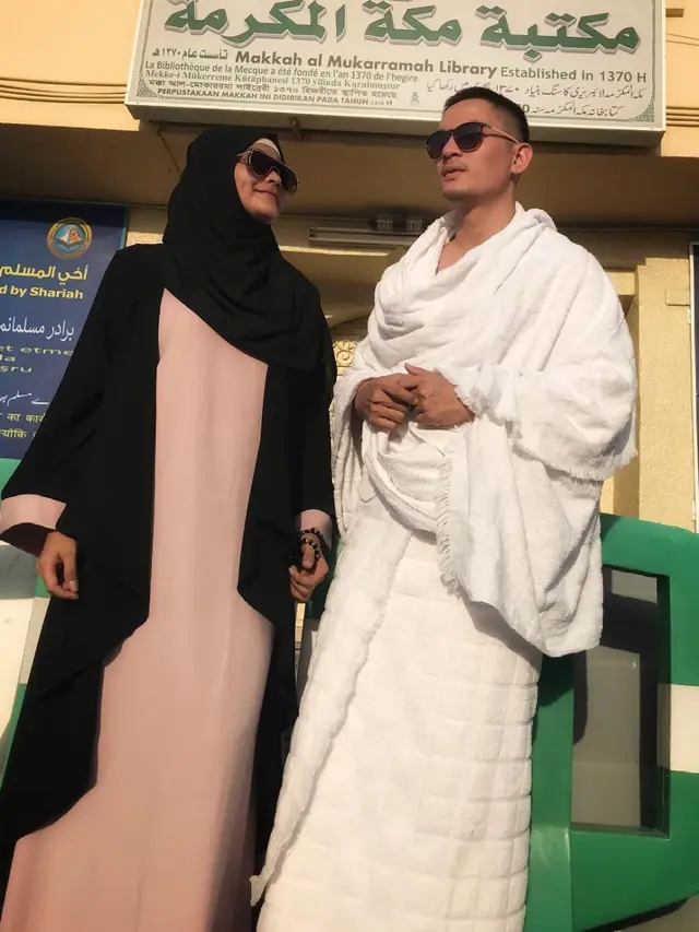 Potret momen lamaran yang dilangsungkan secara romantis di depan Ka’bah