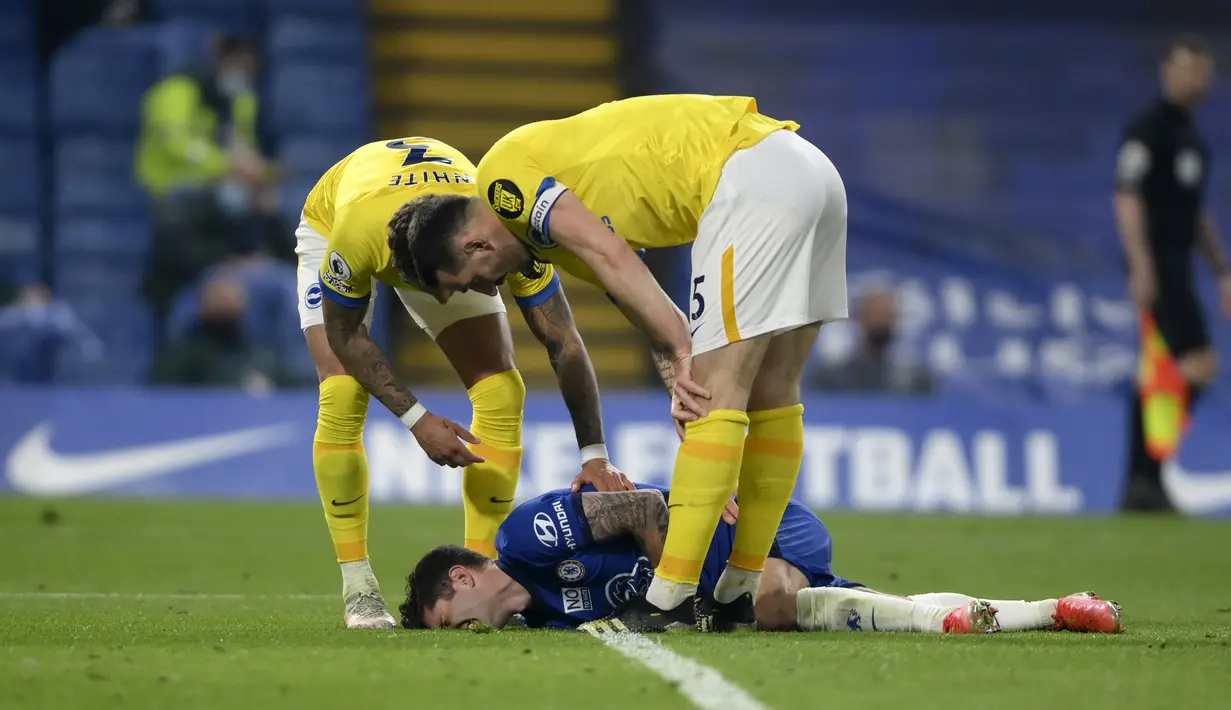 Gelandang Chelsea, Christian Pulisic (bawah) mengalami cedera saat menghadapi Brighton and Hove Albion dalam laga lanjutan Liga Inggris 2020/2021 pekan ke-32 di Stamford Bridge, London, Selasa (20/4/2021). Chelsea bermain imbang 0-0 dengan Brighton. (AP/Mike Hewitt/Pool)