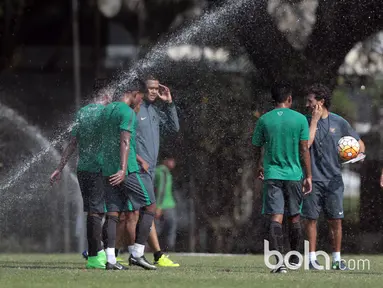 Pelatih Timnas U-22, Luis Milla  (kanan) saat meimpin sesi latihan di Lapangan Sekolah Pelita Harapan, Karawaci, Jumat (17/3/2017). Timnas U-22 mempersiapkan diri melawan Myanmar pada laga persahabatan 21 Maret 2017. (Bola.com/Nicklas Hanoatubun)