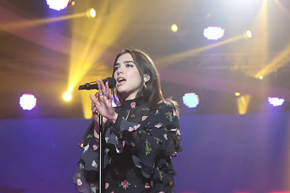[Bintang] Sederet Potret Dua Lipa Buka Konser Bruno Mars