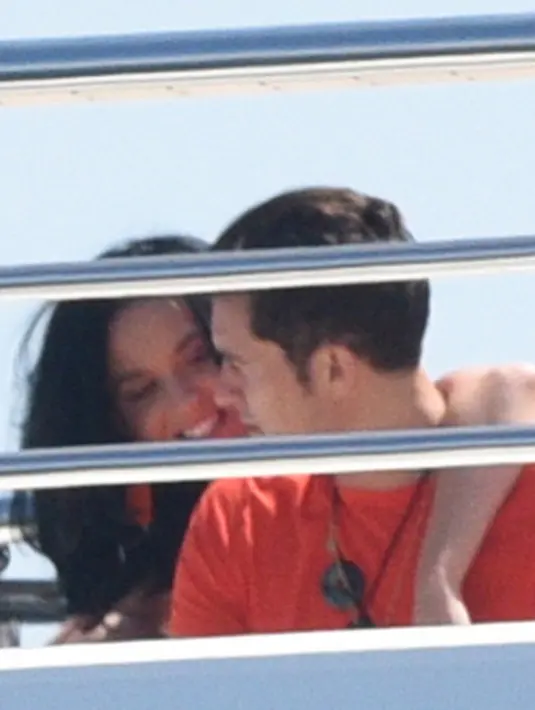 Katy Perry nampak asyik mengobrol dengan Orlando Bloom. Tatapan mata yang dilontarkan oleh Katy  untuk Orlando begitu romantis. (viadailymail/Bintang.com)