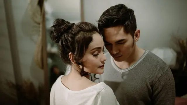 Sebelum melangsungkan pernikahan, Ichal Muhammad dan Dafina Jamasir tampak kompak dalam pemotretan prewedding.