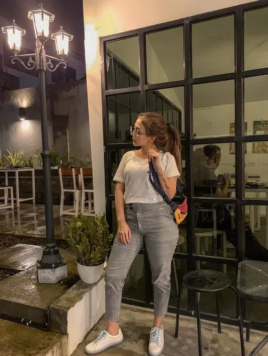 Ia kerap kali tampil kasual dengan mengenakan baju kaus di berbagai kesempatan. Berbagai video musik penyanyi dangdut kebanggaan Jawa Timur ini ditonton hingga jutaan kali di YouTube. Ia juga sering mengunggah cover lagu dangdut di YouTube. (Liputan6.com/IG/@syahiba_saufa)