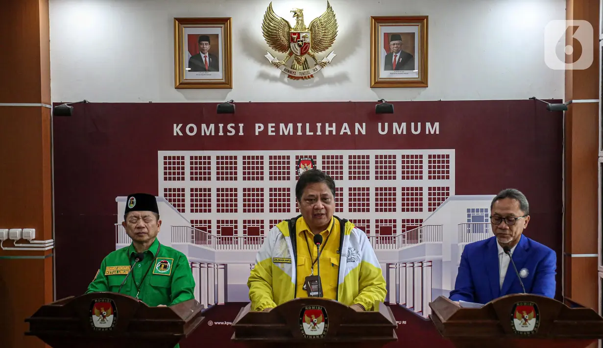 Koalisi Indonesia Bersatu (KIB) Ketua Umum Partai Golkar Airlangga Hartarto (tengah), Ketua Umum PAN Zulkifli Hasan (kanan), dan Ketua Umum PPP Suharso Monoarfa (kiri) menyampaikan keterangan usai pendaftaran di Gedung KPU RI, Jakarta, Rabu (10/8/2022). Pendaftaran bersama tiga partai KIB tak hanya membuktikan bahwa KIB solid, tetapi sekaligus mengungkap harapan publik terkait semangat persatuan yang terus dikedepankan oleh KIB. (Liputan6.com/Faizal Fanani)