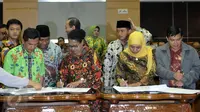 Mensos dan Menteri PPPA dengan 7 fraksi di Komisi VIII DPR menyetujui Perpu Perlindungan Anak atau dikenal Perppu Kebiri dibawa ke rapat paripurna DPR untuk disahkan menjadi UU, Jakarta, (26/7). (Liputan6.com/Johan Tallo)