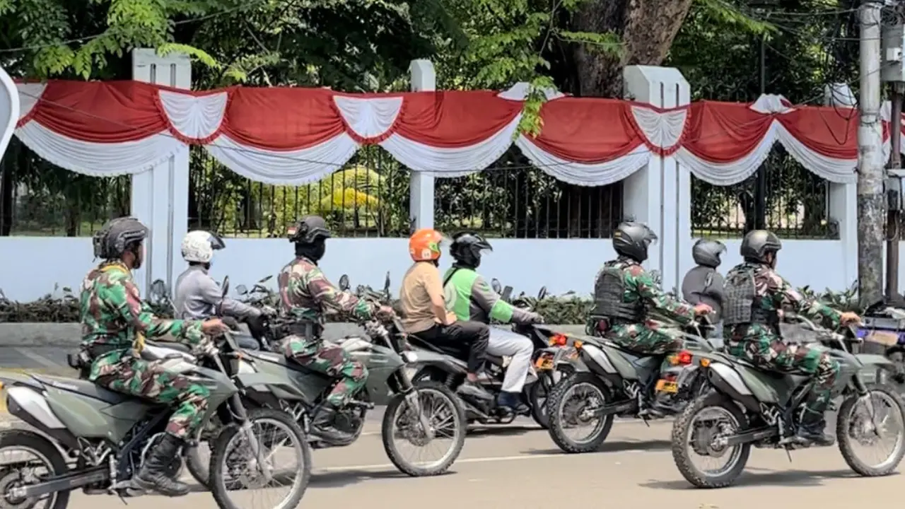 Tentara Nasional Indonesia (TNI) ikut melalukan patroli skala besar di sejumlah kota besar di Indonesia, termasuk Jakarta.