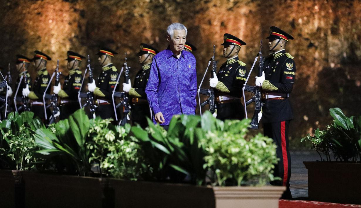 Perdana Menteri Singapura Lee Hsien Loong tiba pada acara 'Welcoming Dinner and Cultural Performance G20 Indonesia' di Taman Budaya Garuda Wisnu Kencana Bali, Selasa malam (15/11/2022). Dalam acara ini, PM Lee Hsien Loong memakai batik bepalet ungu. (Willy Kurniawan/Pool Photo via AP)