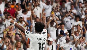 Pemain Real Madrid, Endrick, melakukan selebrasi di depan para suproter setelah mencetak gol ke gawang Valladolid pada laga lanjutan Liga Spanyol 2024/2025 di Santiago Bernabeu, Madrid, Spanyol, Senin (26/08/2024) WIB. (AP Photo/Manu Fernandez)