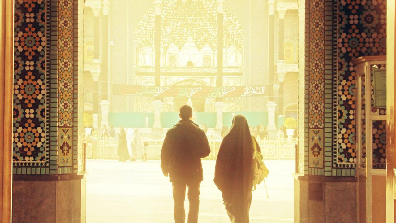 24. "Laukaanal hubbu kalimat tuktabu lantahat aqlami. Walakinal hubbu riehun tahub." <br><br>Artinya: Kalaulah cinta itu kata yang harus ditulis, niscaya penaku sudah habis. Tapi untunglah cinta itu adalah udara yang terus berembus.