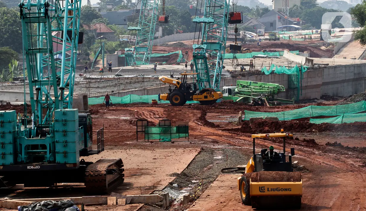 Aktivitas di proyek pembangunan jalan tol Cinere-Jagorawi (Cijago) Seksi III, Kawasan Depok, Jakarta, Jumat (29/7/2022). Proyek strategis Nasional (PSN) Jalan Tol Cijago Seksi III ini merupakan tahapan terakhir yang menghubungkan kawasan Kukusan - Simpang Krukut yang tersambung dengan Jalan Tol Depok - Antasari (Desari) dan Simpang Krukut - cinere yang tersambung dengan Tol Serpong - Cinere dan ditargetkan selesai pada Oktober 2022 mendatang. (Liputan6.com/Johan Tallo)