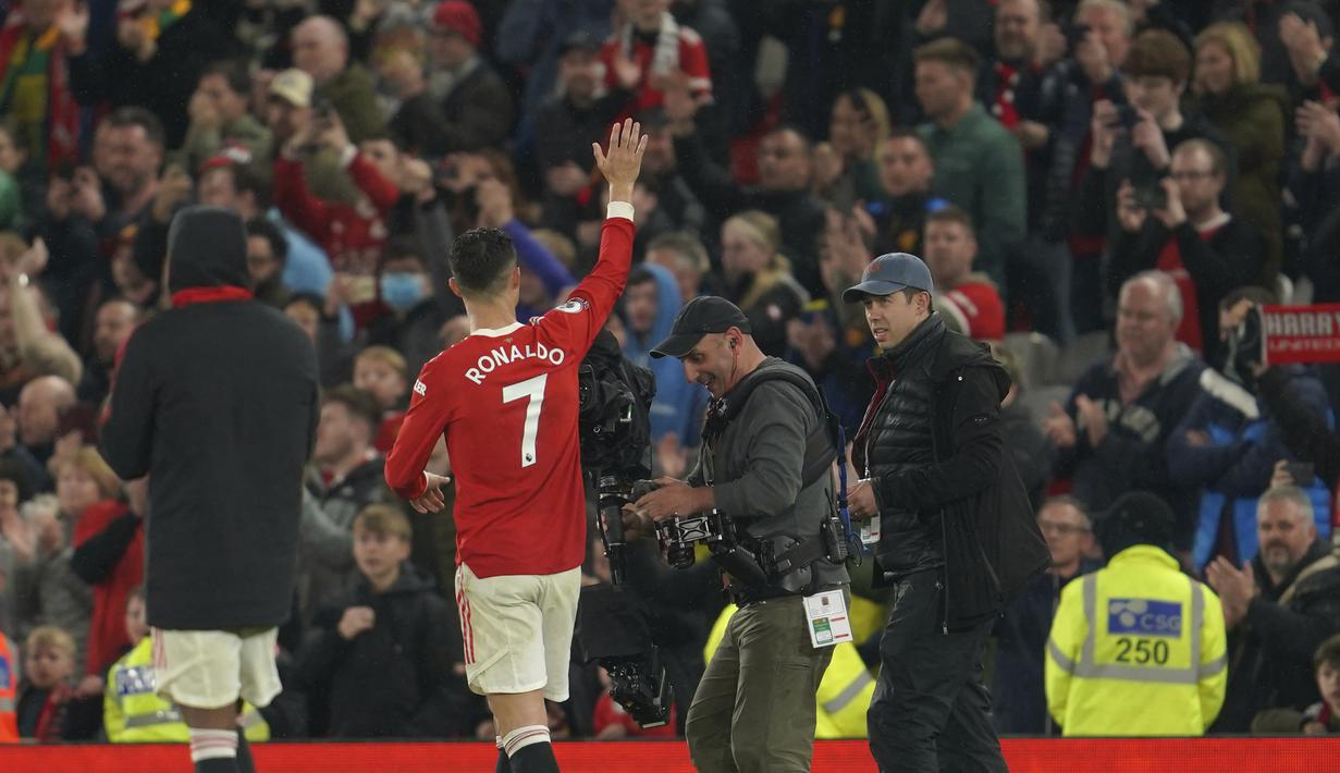 <p>Bahkan, Cristiano Ronaldo mampu unggul tiga gol dari raihan gol kandang top skor sementara Premier League, Mohamed Salah yang baru mengoleksi 11 gol. (AP/Jon Super)</p>