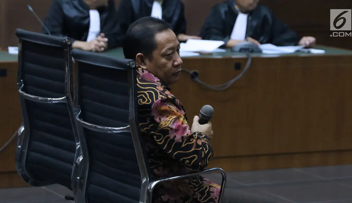 Mantan Bupati Kepulauan Sula Maluku Utara, Ahmad Hidayat Mus saat menjalani sidang perdana di Pengadilan Tipikor, Jakarta, Kamis (22/11). Sidang mendengarkan pembacaan dakwaan dari JPU KPK. (Liputan6.com/Helmi Fithriansyah)