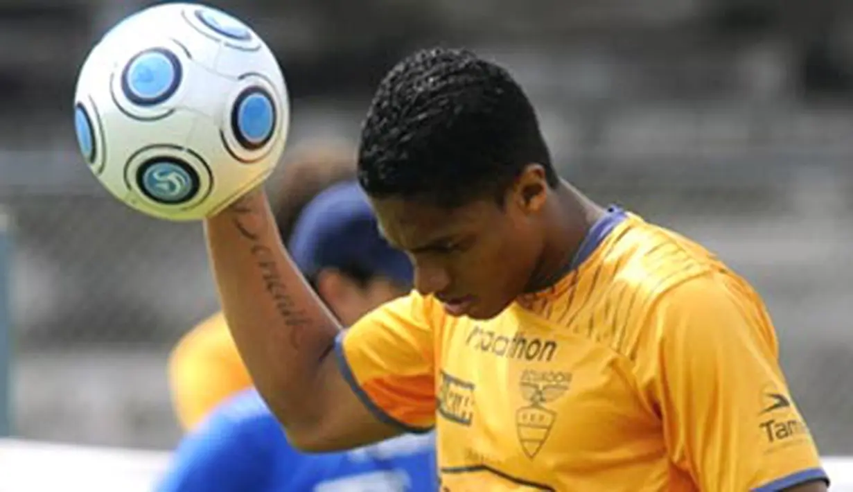 Ecuadorean player Antonio Valencia takes part in a training session in Quito on March 27, 2009. Ecuador will face Brazil in a FIFA World Cup South Africa-2010 qualifier match on March 29, and Paraguay on April 1. AFP PHOTO/Rodrigo Buendia