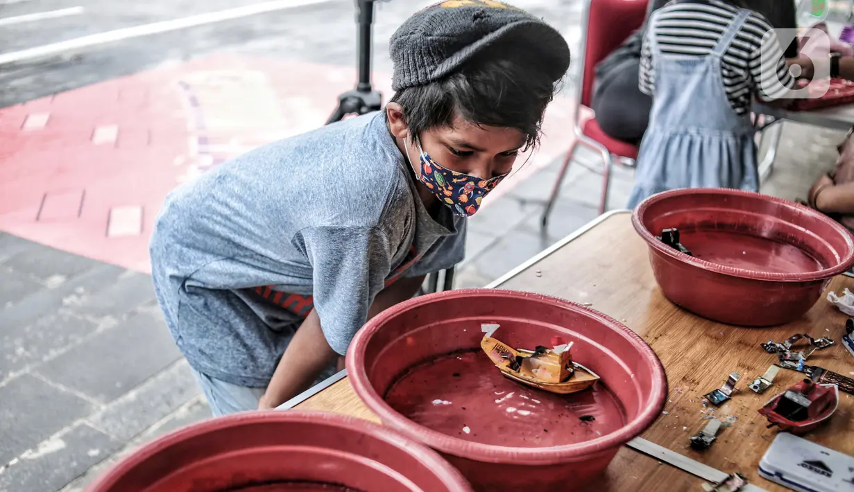 Anak-anak bermain permainan tradisional di kawasan Kota Tua, Jakarta Barat, Minggu (13/11/2022). Kawasan Kota Tua Jakarta menggelar Festival Permainan Tradisional. (merdeka.com/Iqbal S. Nugroho)