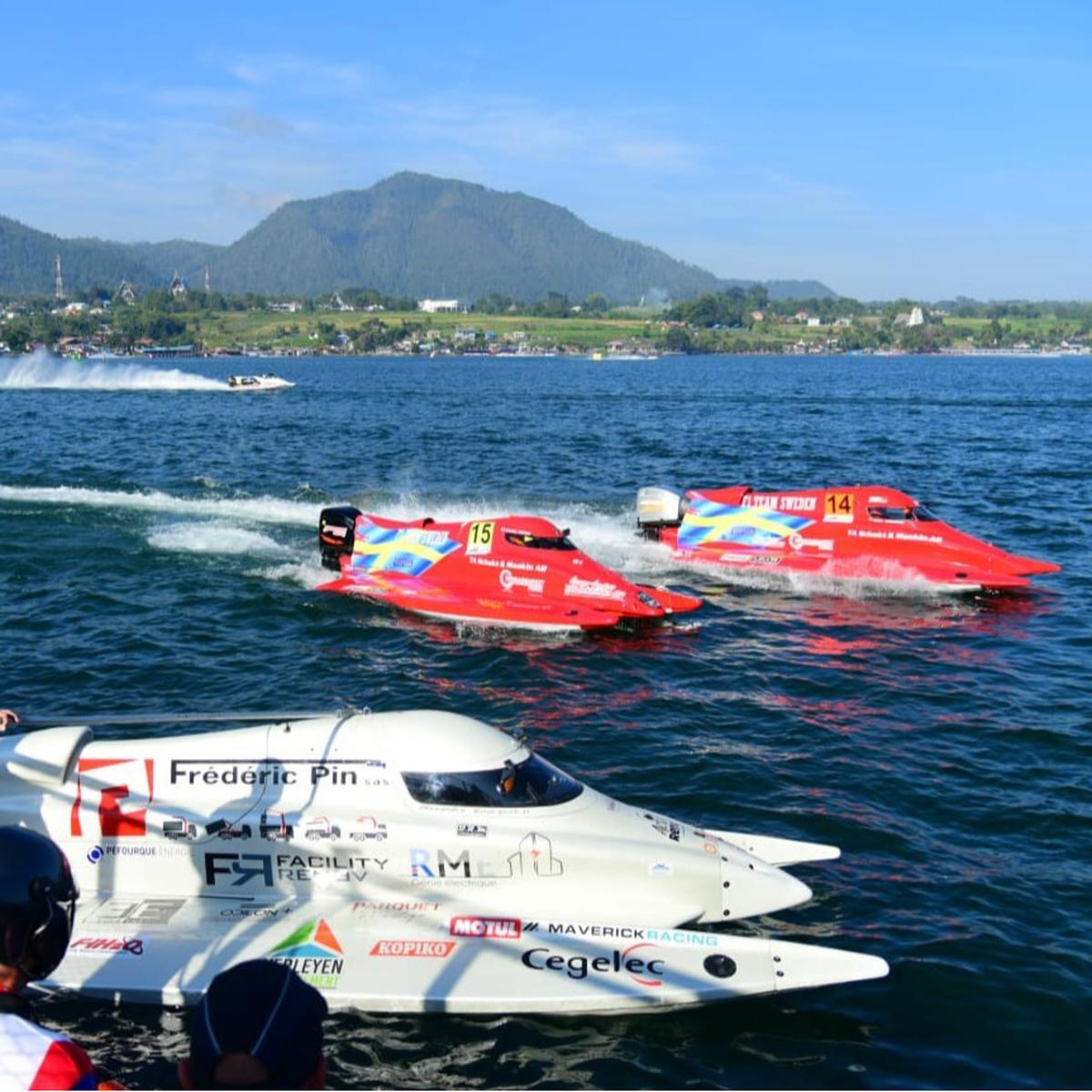 Presiden Jokowi Saksikan Seri Perdana F1H2O di Danau Toba