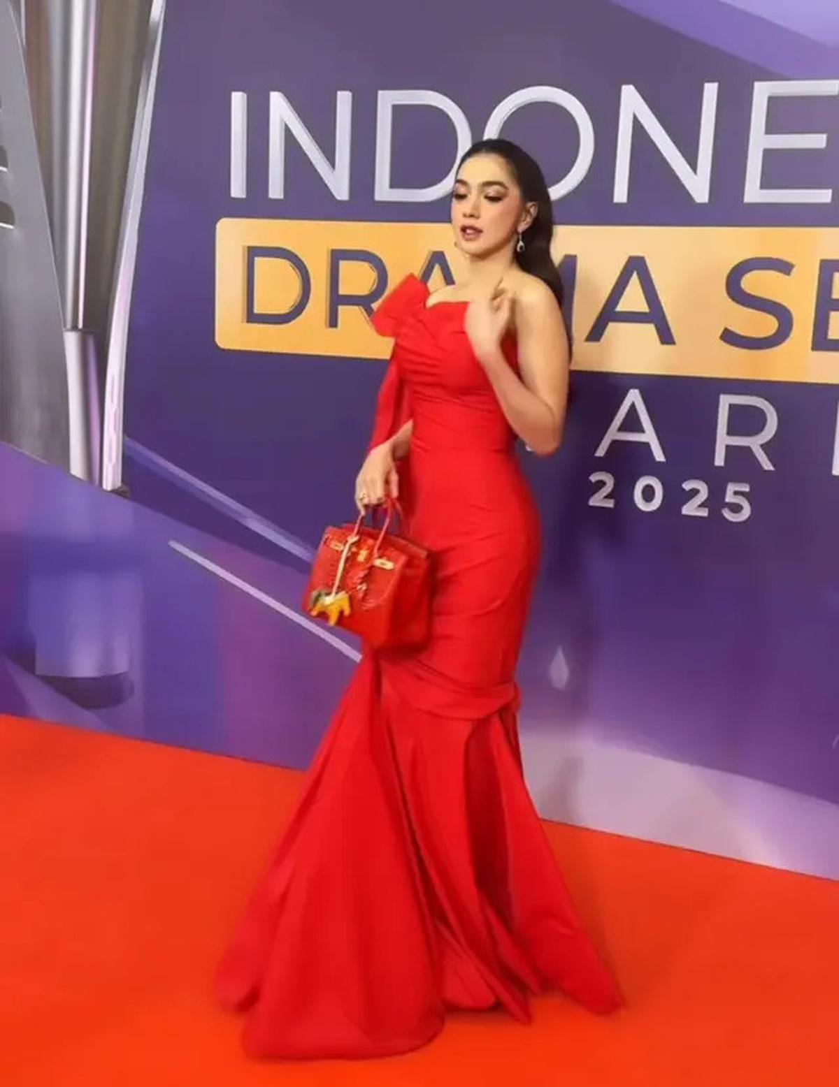 8 Adu Gaya Dress Artis dengan Tampilan Glamor saat Hadir di Acara Penghargaan Drama, Luna Maya, Yuki Kato, hingga Haico Van Der