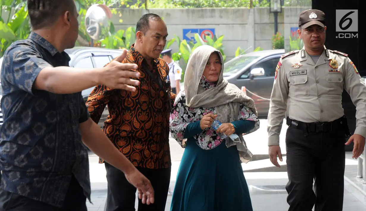 Kasi Dinkes Bengkulu Selatan Wati saat tiba di Gedung KPK, Jakarta, Rabu (16/5). Wati beserta tiga orang lainnya ditangkap oleh KPK dalam OTT di rumah pribadi Bupati Bengkulu Selatan Dirwan Mahmud. (Merdeka.com/Dwi Narwoko)