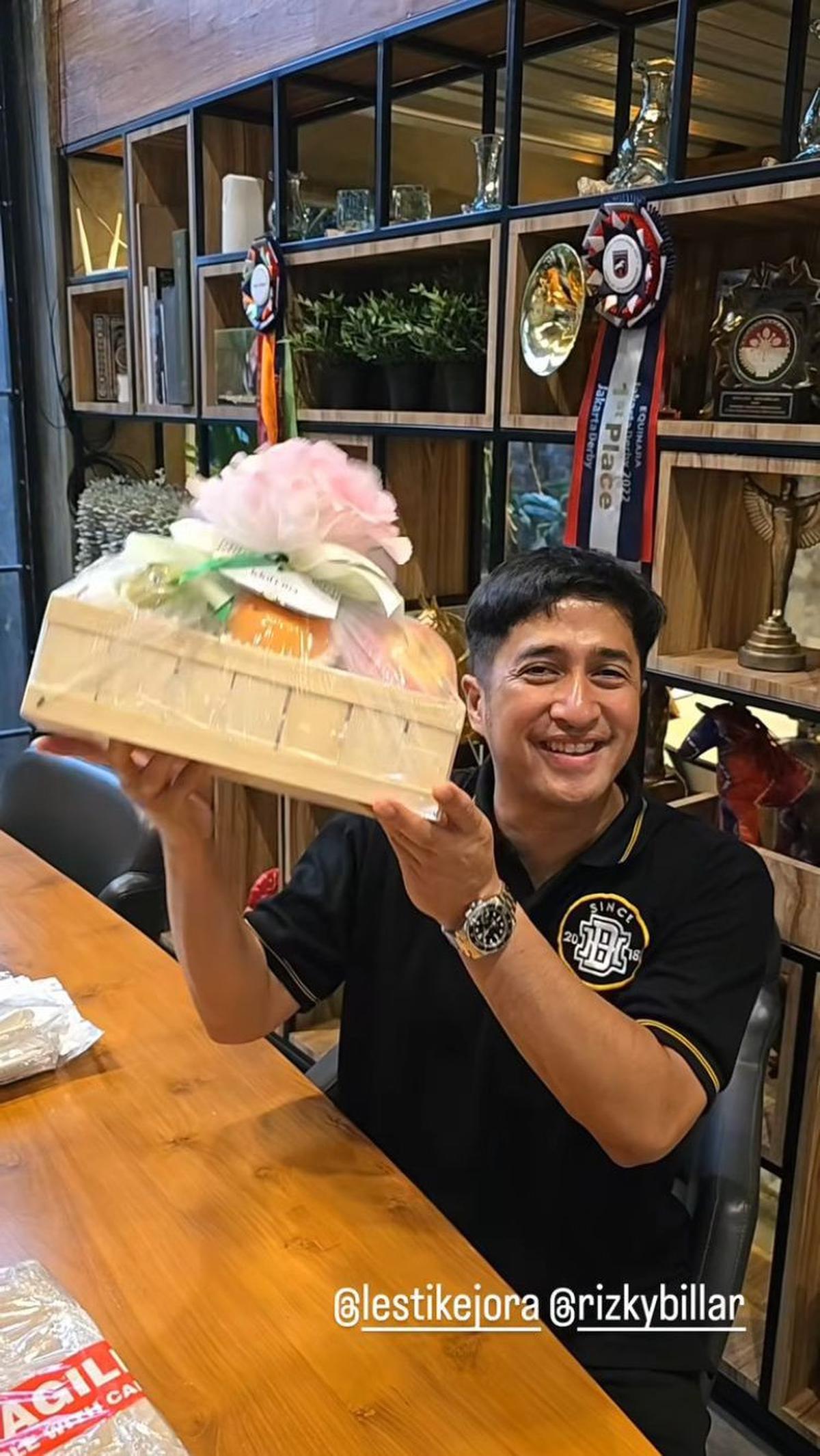 Ada juga hampers buah-buahan dari Lesti dan Rizky Billar.