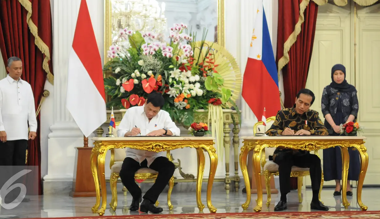 Presiden Joko Widodo (kanan) Presiden Filipina Rodrigo Duterte saat  menandatangani MoU kedua negara di Istana Merdeka, Jakarta, Jumat (9/9). (Liputan6.com/Faizal Fanani)