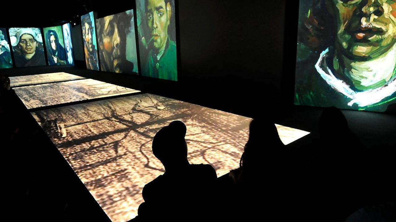 Lukisan Van Gogh memenuhi layar raksasa, dinding, kolom, langit-langit, dan bahkan lantai yang dihadirkan dalam warna-warna cerah dan detail jelas sehingga membentuk keunikan gaya Van Gogh.
