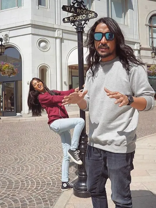 "Ello tadi bilang, doain aja lah semoga tahun-tahun ini dia sudah nggak lajang lagi," ucap Chris Sam Siwu di Pengadilan Negeri Jakarta Selatan, Selasa (16/1/2018). (Instagram/aurelieowreally)