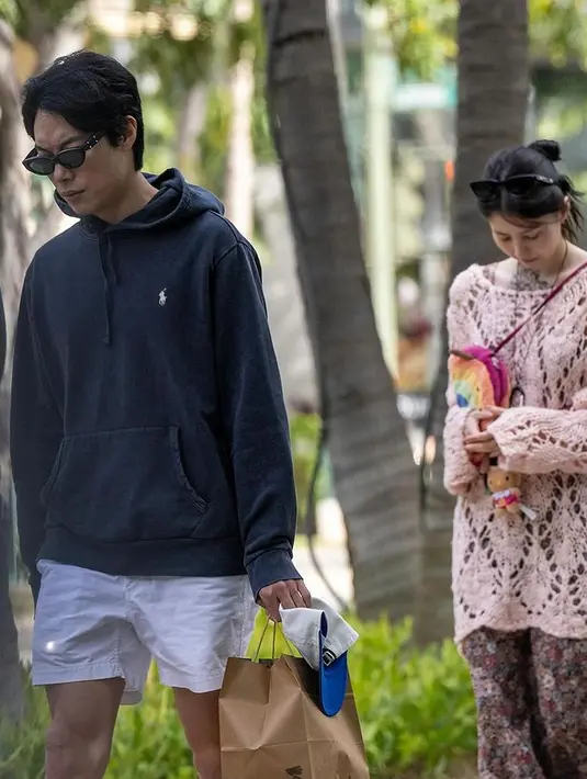 Dilihat dari potretenya, pemeran drama Korea The World of The Married itu tampil dengan outfit pantai yang chic. [@koreadispatch]