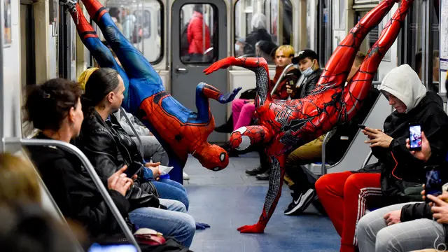 Spiderman Beraksi di Kereta Bawah Tanah Rusia