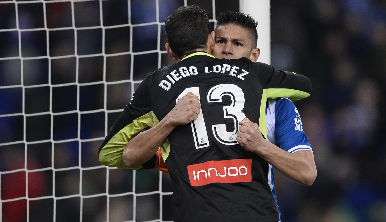 Bek Espanyol, Oscar Duarte (kanan) dan kiper Diego Lopez merayakan kemenangan atas Barcelona paa laga Copa Del Rey di RCDE Stadium, Cornella de Llobregat, (17/1/2018). Barcelona kalah 0-1. (AFP/Josep Lago)