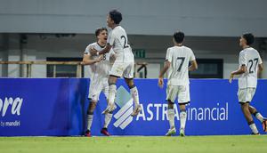 Seleberasi Mauro Zijlstra usai berhasil mencetak gol pertama Timnas Indonesia U-22 pada laga ujicoba melawan Mali U-22 yang digelar di Stadion Pakansari, Kabupaten Bogor, Selasa (18/11/2025) pukul 20.00 WIB. (Bola.com/Bagaskara Lazuardi)