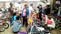 Sepeda mini dan sepeda gunung bekas jadi incaran para pembeli untuk anak mereka jelang hari pertama masuk sekolah. (Liputan6.com/Muhamad Ridlo)