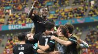 Tak diprediksi sebelumnya, Timnas Austria berhasil mentas dari fase grup Piala Eropa dan melenggang ke babak 16 besar. Mereka kini mengusung mimpi yang lebih tinggi untuk meraih kemenangan di babak itu walau lawannya adalah Italia yang performanya sedang menanjak. (Foto: AFP/Pool/Daniel Mihailescu)