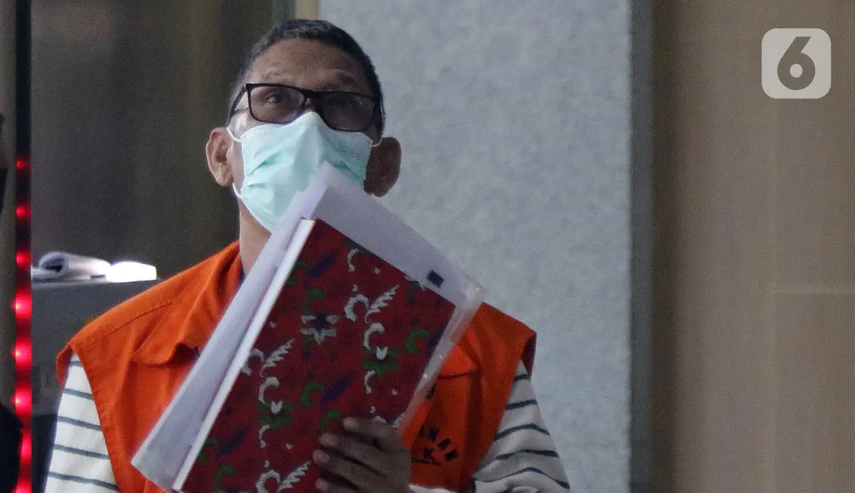 Terdakwa dugaan suap proyek pembangunan di Penajam Paser Utara dan penerbitan perizinan untuk HGU lahan sawit serta perizinan pemecah batu pada Dinas Pekerjaan Umum dan Tata Ruang Penajam Paser Utara, Mulyadi bersiap menjalani sidang lanjutan secara daring melalui Gedung KPK, Jakarta, Kamis (4/8/2022). Mulyadi merupakan mantan Plt. Sekda Penajam Paser Utara (PPU). (Liputan6.com/Helmi Fithriansyah)