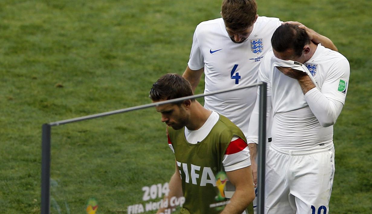 Wayne Rooney (10) tertunduk dan menutupi wajahnya usai bermain imbang kontra Kosta Rika 0-0 di laga penutup penyisihan Piala Dunia 2014 Grup D di Stadion Mineirao, Belo Horizonte, Brasil, (24/6/2014). (REUTERS/Leonhard Foeger)