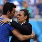 Pelatih Timnas Italia, Cesare Prandelli, memeluk Gianluigi Buffon usai dikalahkan Uruguay 0-1 dan gagal lolos ke fase 16 besar Piala Dunia 2014 di Stadion das Dunas, Natal, Brasil, (24/6/2014). (REUTERS/Yves Herman) 