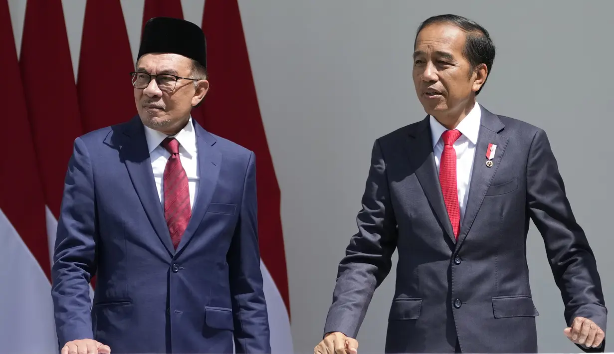 Presiden Joko Widodo (kanan) bersama Perdana Menteri Malaysia Anwar Ibrahim berbincang di veranda Istana Kepresidenan Bogor, Jawa Barat, Senin (9/1/2023). Jokowi dan PM Anwar Ibrahim akan melalukan pertemuan tatap muka dan bilateral. (AP Photo/Achmad Ibrahim)