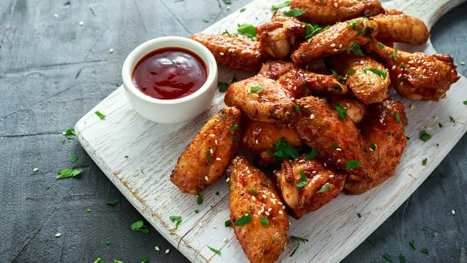 Trik Mudah Bikin Chicken Wings Ala Resto, Rahasianya Ada di Racikan Sausnya!