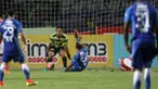 Penyelamatan apik dilakukan kiper Persija, Andritany Ardhiyasa ketika memblok tendangan keras Zulham Zamrun, penyerang Persib Bandung.