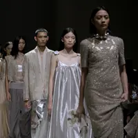 Pengalaman kehidupan nyata saat ini membuat desainer tanah air Sapto Djojokartiko berkontemplasi. Hasil kontemplasinya dituangkan dalam koleksi SAPTO DJOJOKARTIKO Spring/Summer 2024. [Foto: Document/FIMELA]