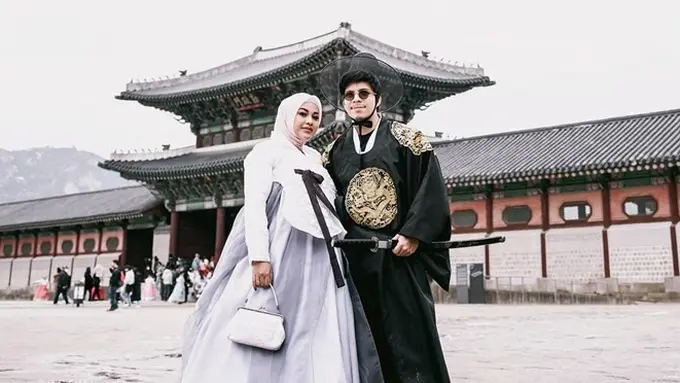 8 Potret Aurel Hermansyah dan Atta Halilintar Pakai Hanbok saat Liburan, Bak Drama Korea
