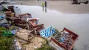Sejumlah kerusakan akibat badai terlihat di pantai di resor liburan Travemuende, Jerman Utara, Sabtu, 21 Oktober 2023. (AP Photo/Michael Probst)