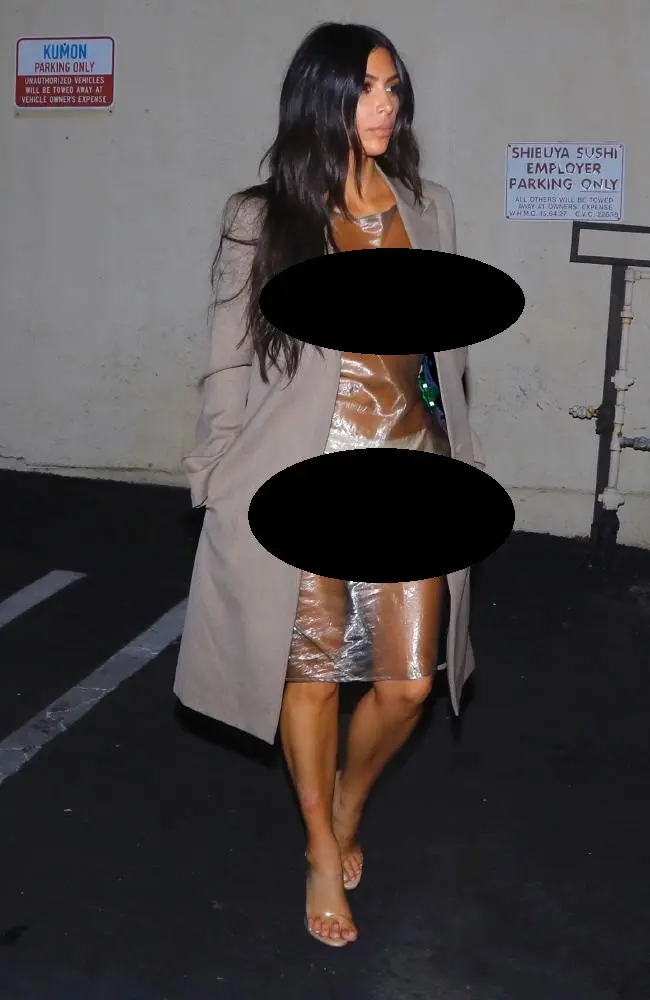 Kim Kardashian saat mengenakan busana seksi hingga terlihat nyaris bugil. (Splash News Australia)