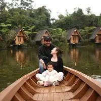 Rianti dan suami juga tampil senada dengan pilihan outfit all black saat liburan dengan gaya kasual yang chic. [IG: @riantic]