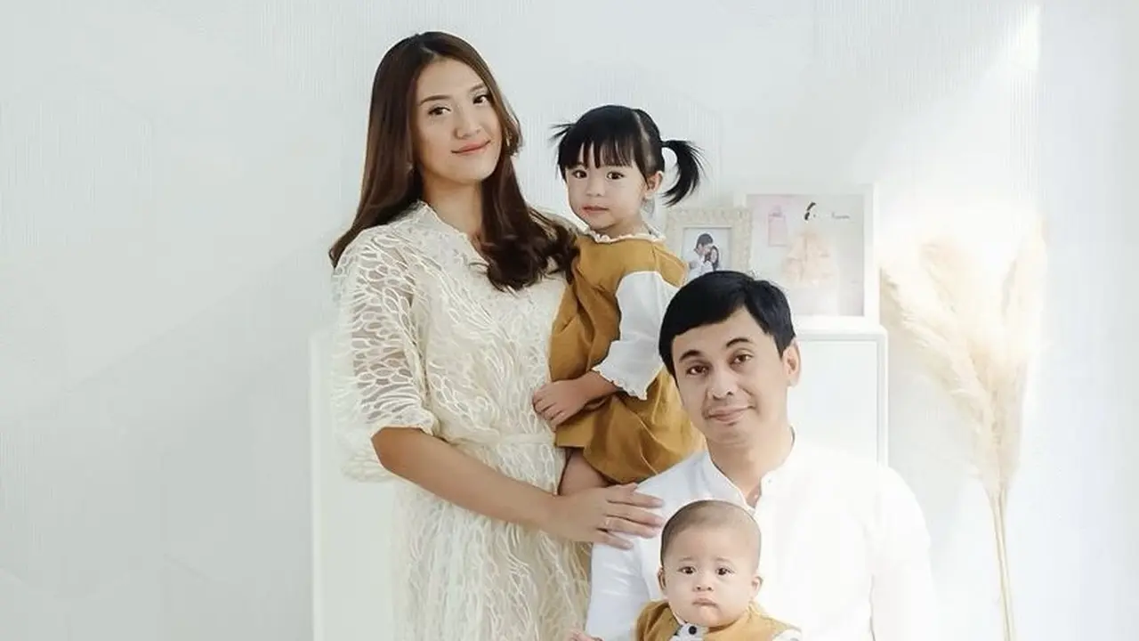 12 Ide Model Baju Couple Keluarga Modern ala Seleb, Jessica Iskandar-Nagita Slavina