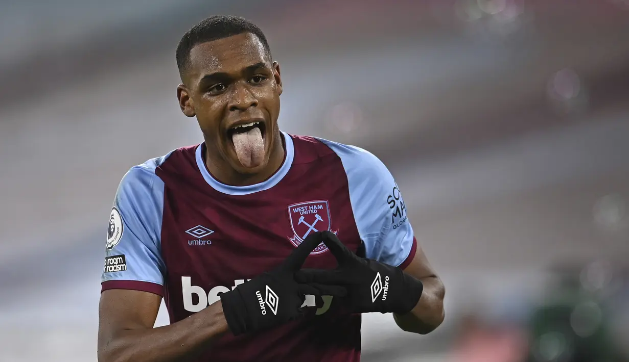 Bek West Ham United, Issa Diop melakukan selebrasi usai mencetak gol kedua timnya ke gawang Sheffield United dalam laga lanjutan Liga Inggris 2020/21 pekan ke-24 di London Stadium, London, Senin (15/2/2021). West Ham menang 3-0 atas Sheffield United. (AP/Glyn Kirk/Pool)