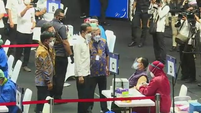Presiden Jokowi memantau proses vaksinasi wartawan di Gelora Bung Karno (GBK), Jakarta. (Istimewa)